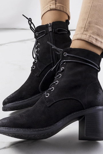 Stivaletti allacciati in... 2