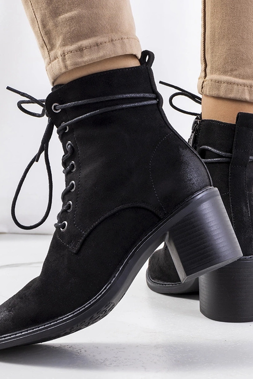 Stivaletti allacciati in pelle...