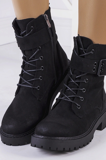 Stivaletti allacciati...