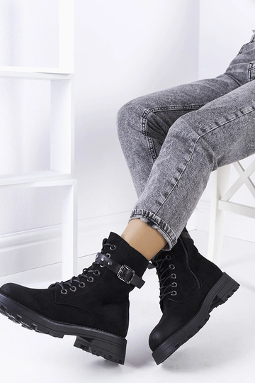 Stivaletti allacciati da... 2