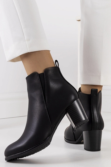 Stivaletti neri con tacco... 2