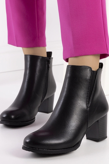 Stivaletti neri con tacco e...