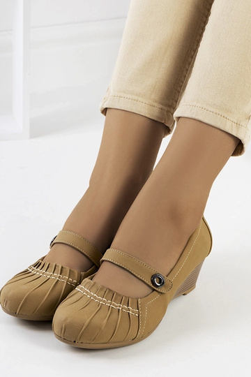 Décolleté beige con volant... 2