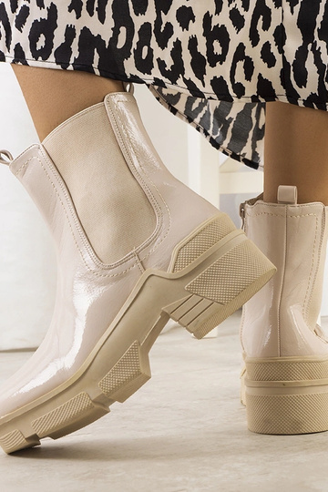 Stivaletti in vernice beige... 2