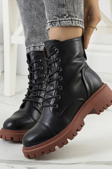 Scarponi da trekking neri...