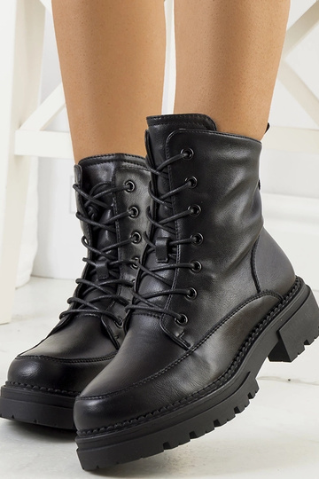 Stivaletti neri stringati...