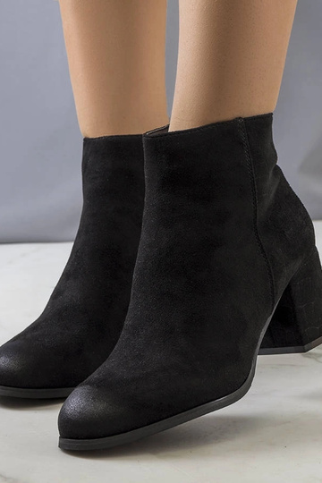 Stivaletti neri con tacco... 2