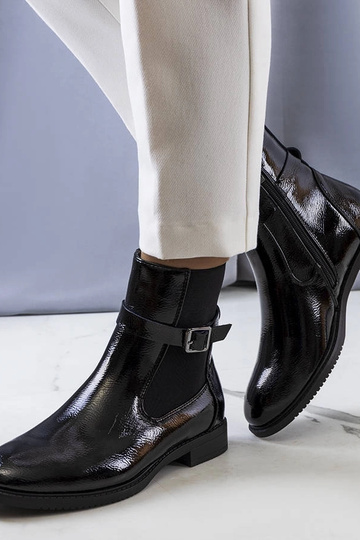 Stivali isolati in vernice... 2