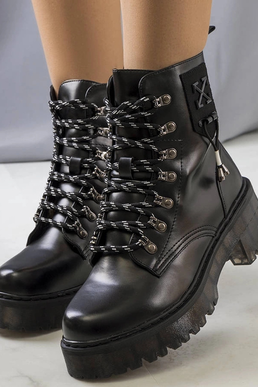 Stivaletti neri con allacciatura...
