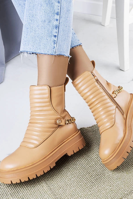 Stivaletti beige isolati con catena...