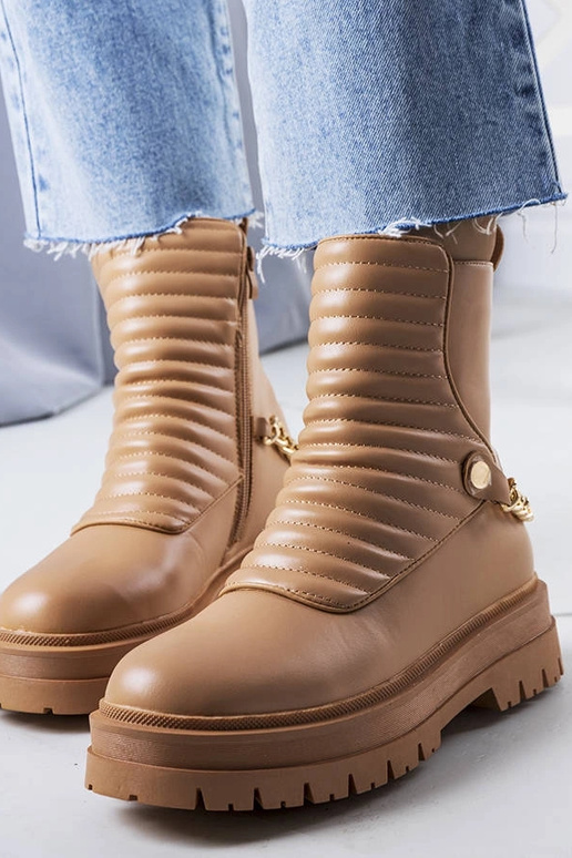 Stivaletti beige isolati con catena...