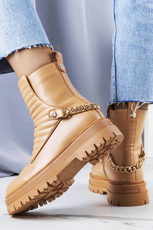 Stivaletti beige isolati con catena...