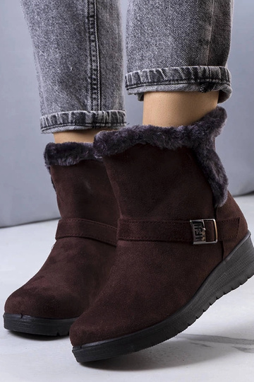 Stivali con zeppa isolati...