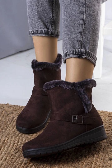 Stivali con zeppa isolati... 2