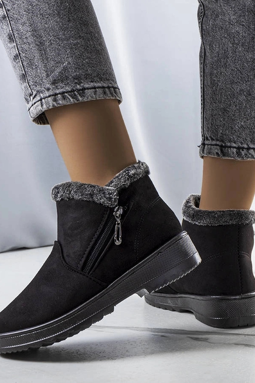 Stivali da neve neri isolati con...