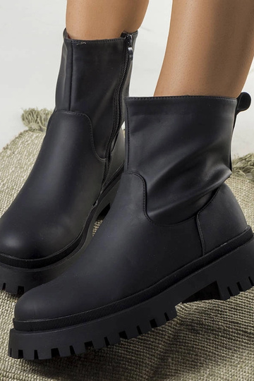 Stivaletti neri isolati Basil 2