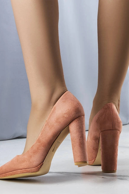 Le décolleté rosa con tacco alto di Emma