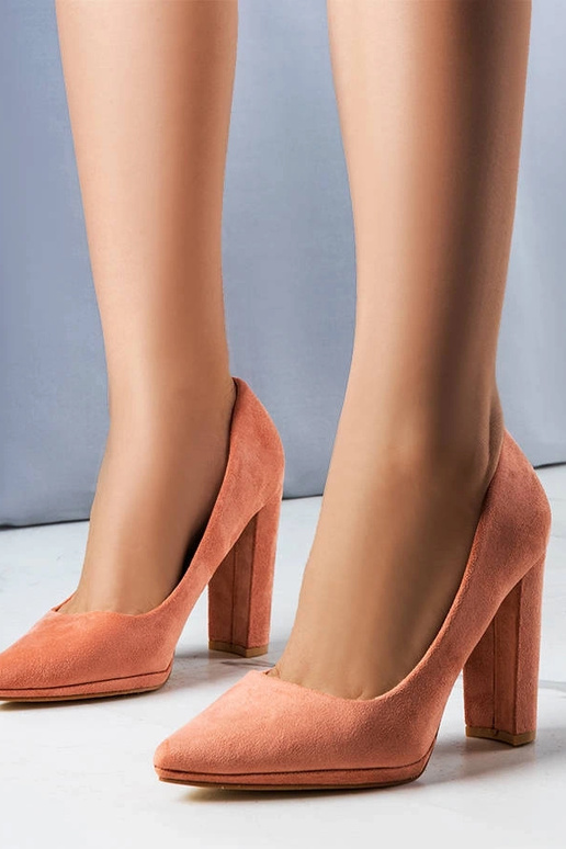 Le décolleté rosa con tacco alto di Emma