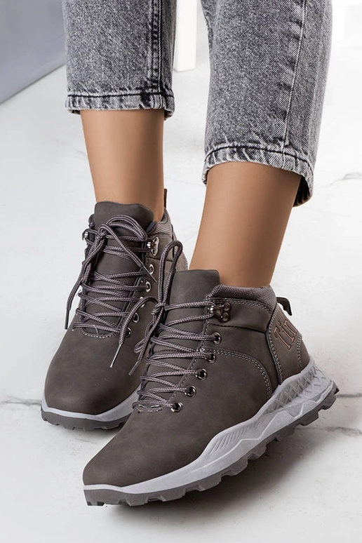 Stivali da donna isolati grigi Adleri