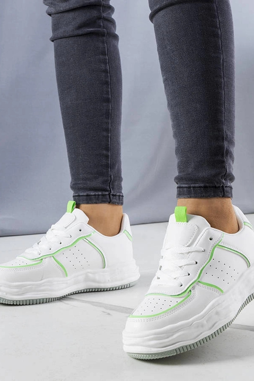Sneakers bianche con inserti verdi...