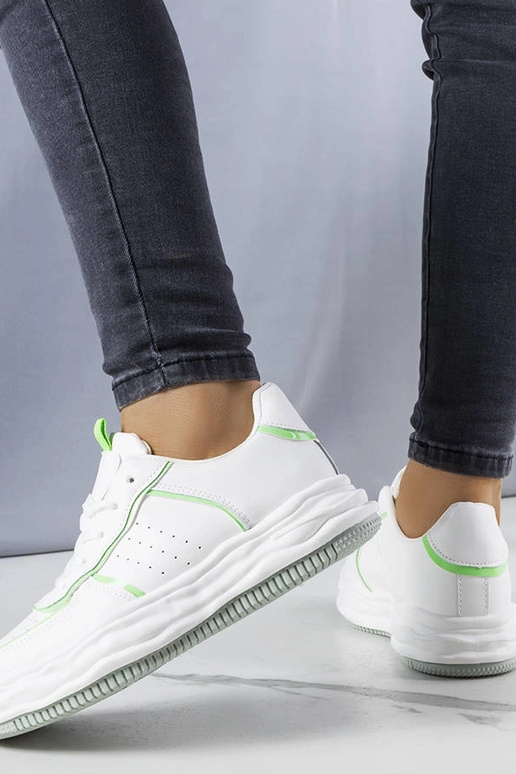 Sneakers bianche con inserti verdi...