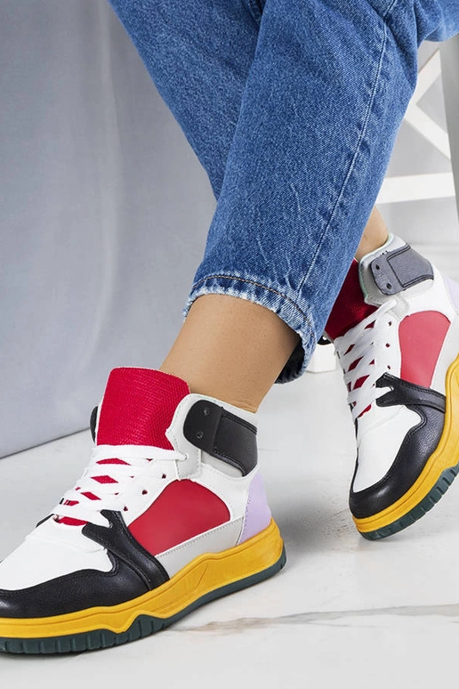 Sneakers alte nere e rosse di Elizabeth