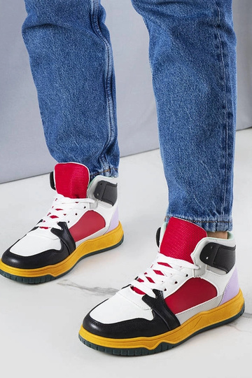 Sneakers alte nere e rosse di Elizabeth 2