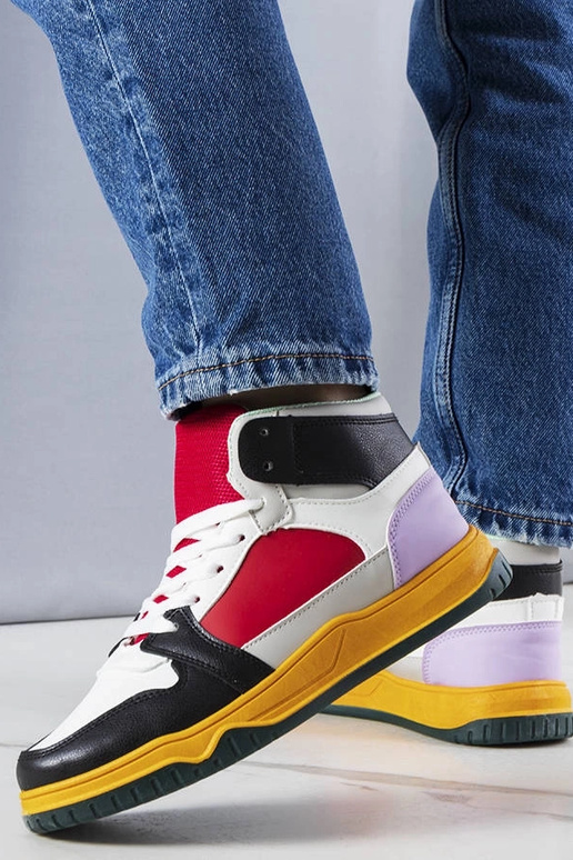 Sneakers alte nere e rosse di Elizabeth