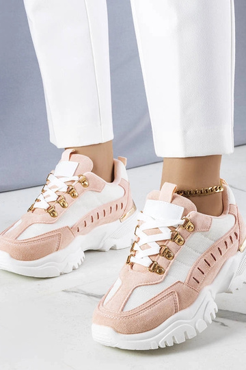 Le sneakers bianche e rosa di Mindy