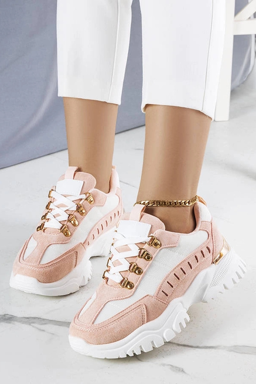 Le sneakers bianche e rosa di Mindy