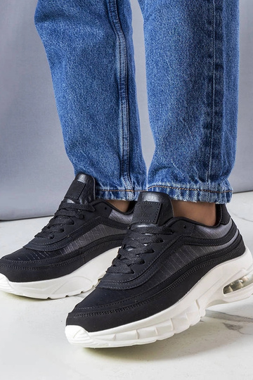 Le sneakers nere di Courtne