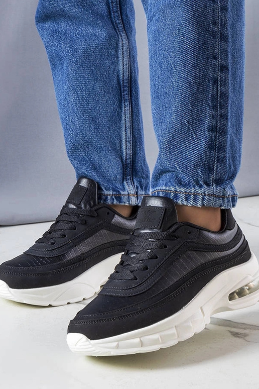 Le sneakers nere di Courtne