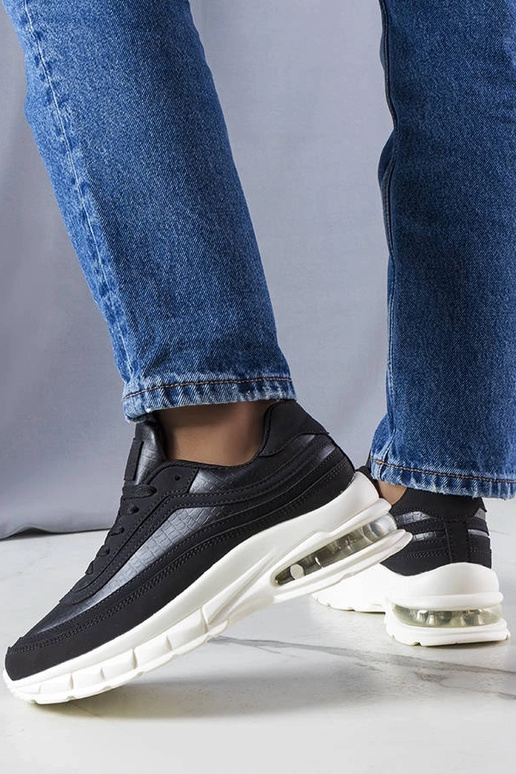 Le sneakers nere di Courtne