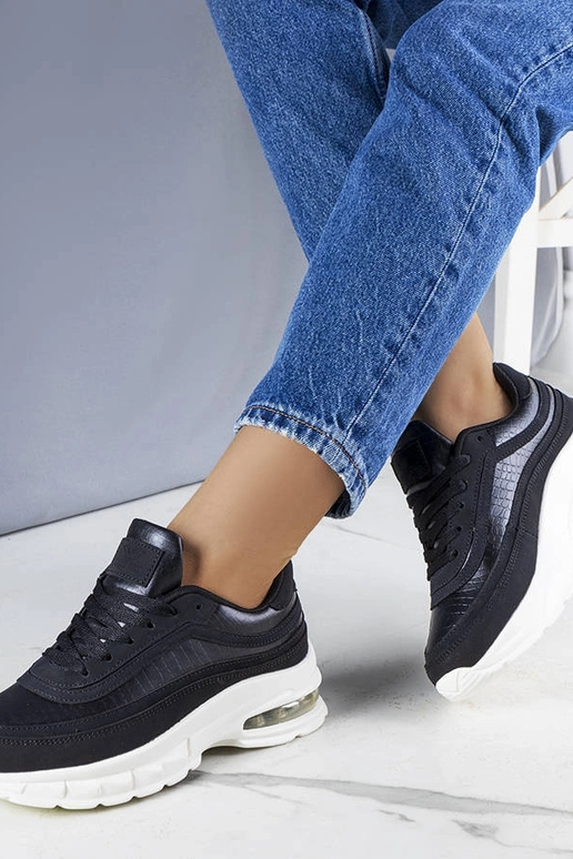 Le sneakers nere di Courtne