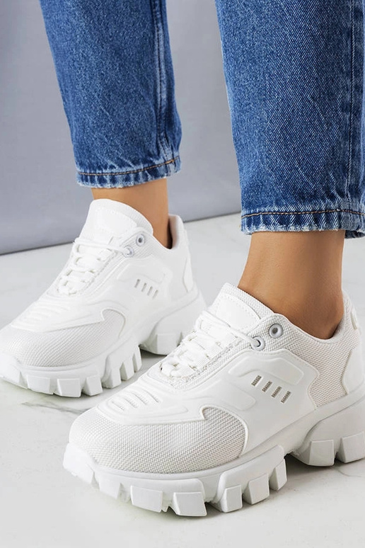 Scarpe sportive bianche su suola...