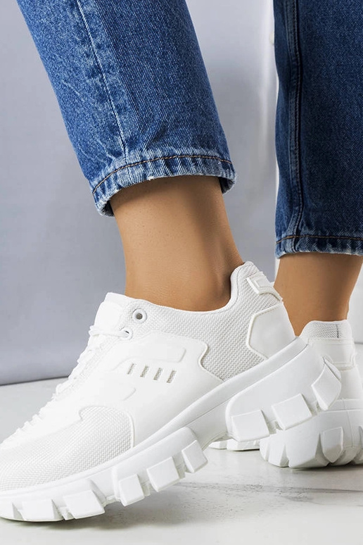 Scarpe sportive bianche su suola...