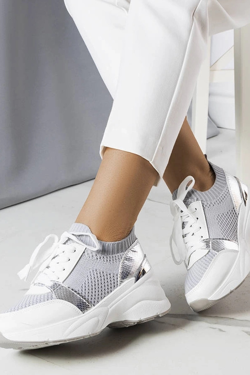 Le sneakers con zeppa grigie di Ann