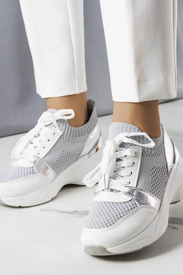 Le sneakers con zeppa grigie di Ann 2