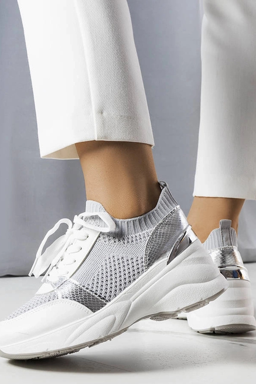 Le sneakers con zeppa grigie di Ann