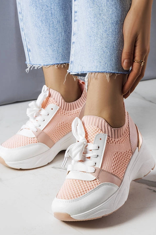Le sneakers rosa con zeppa di Ann