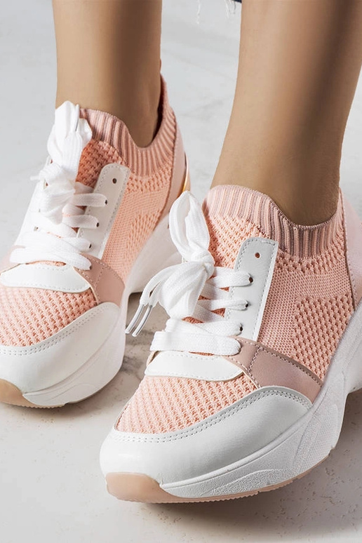 Le sneakers rosa con zeppa di Ann