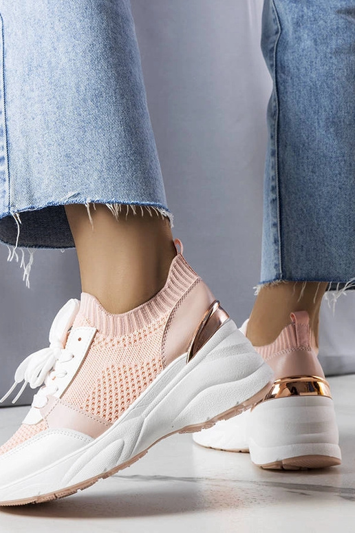 Le sneakers rosa con zeppa di Ann