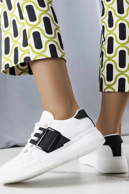 Sneakers bianche decorate con fibbia...