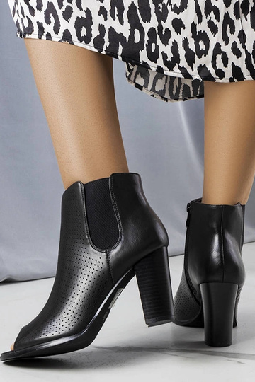 Stivaletti neri traforati... 2