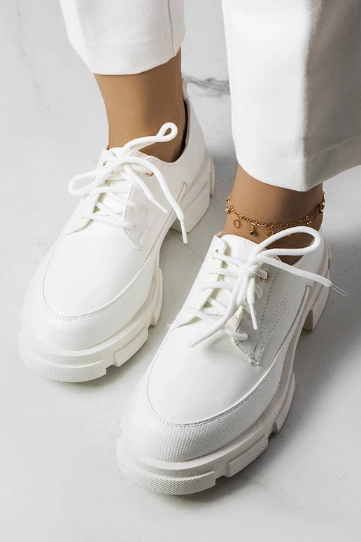 Mezze scarpe bianche su suola...