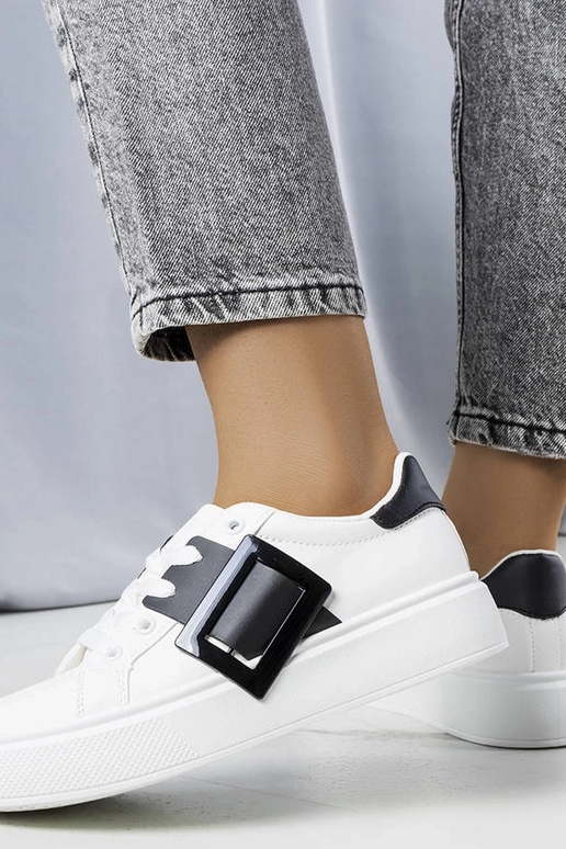 Sneakers bianche decorate con fibbia...