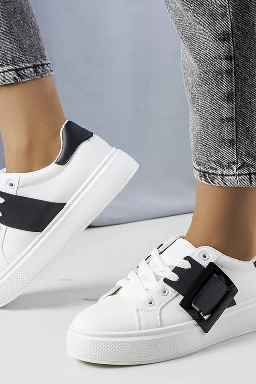 Sneakers bianche decorate con fibbia...