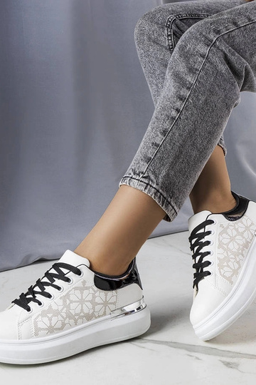 Sneakers Erin nere e bianche traforate 2
