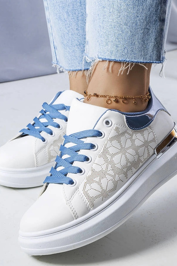 Le scarpe perforate bianche e blu di Erin