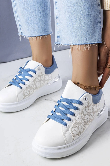 Le scarpe perforate bianche e blu di Erin 2